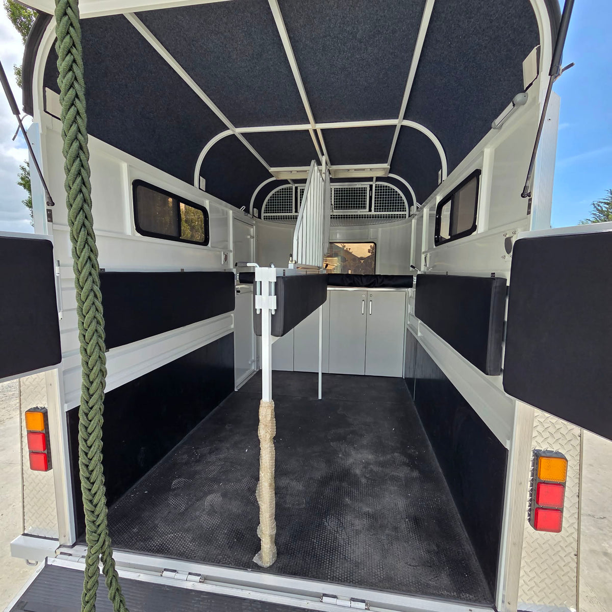 Delux Tandem Horse Float With Bench & Storage