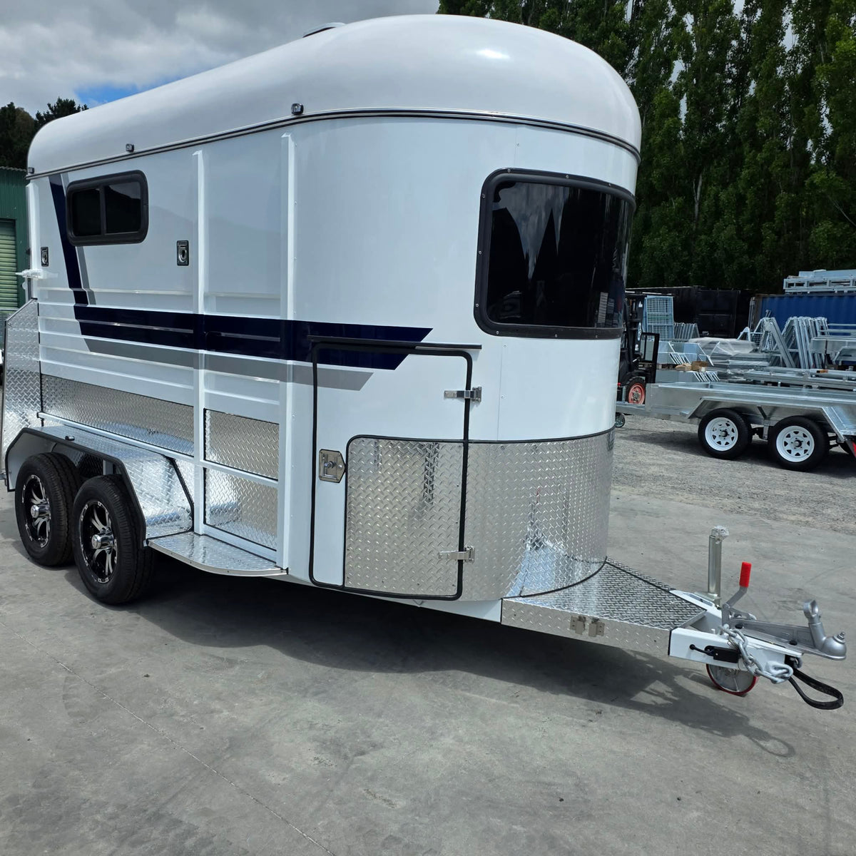 Delux Tandem Horse Float With Bench & Storage