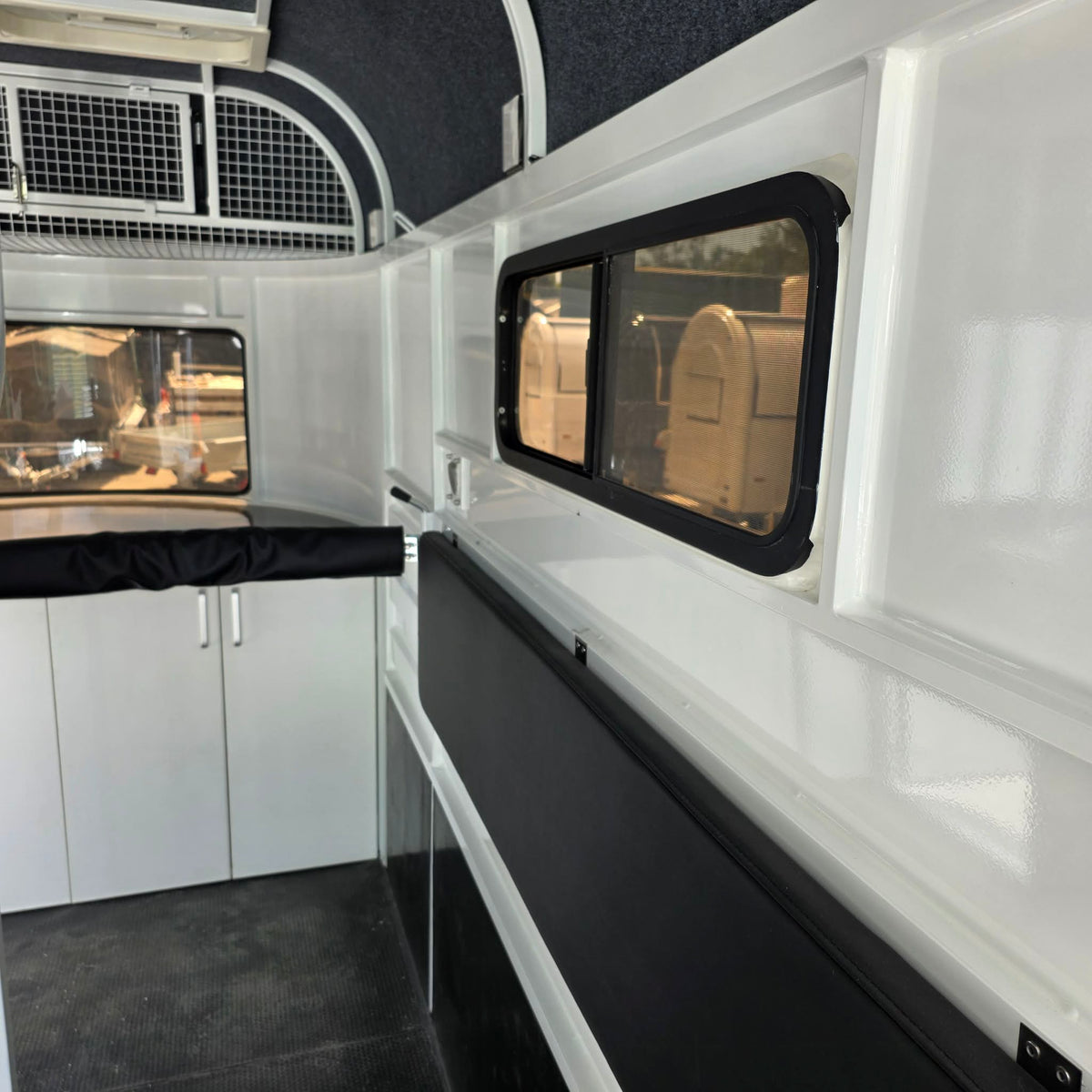 Delux Tandem Horse Float With Bench & Storage