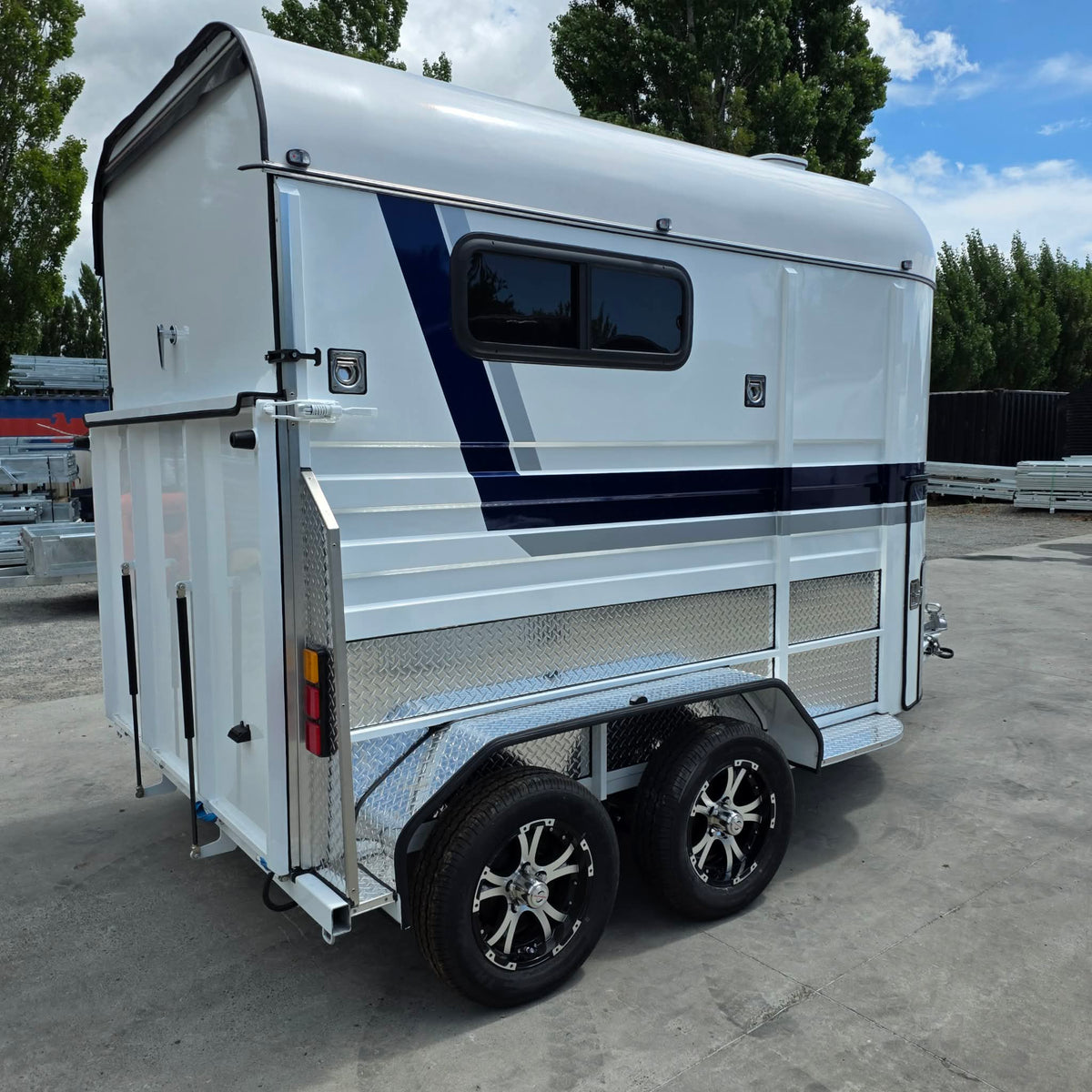 Delux Tandem Horse Float With Bench & Storage