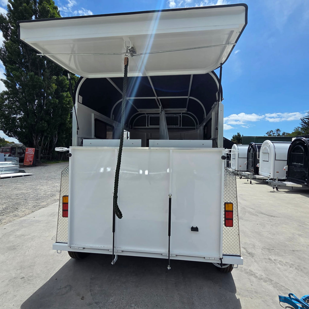 Delux Tandem Horse Float With Bench & Storage