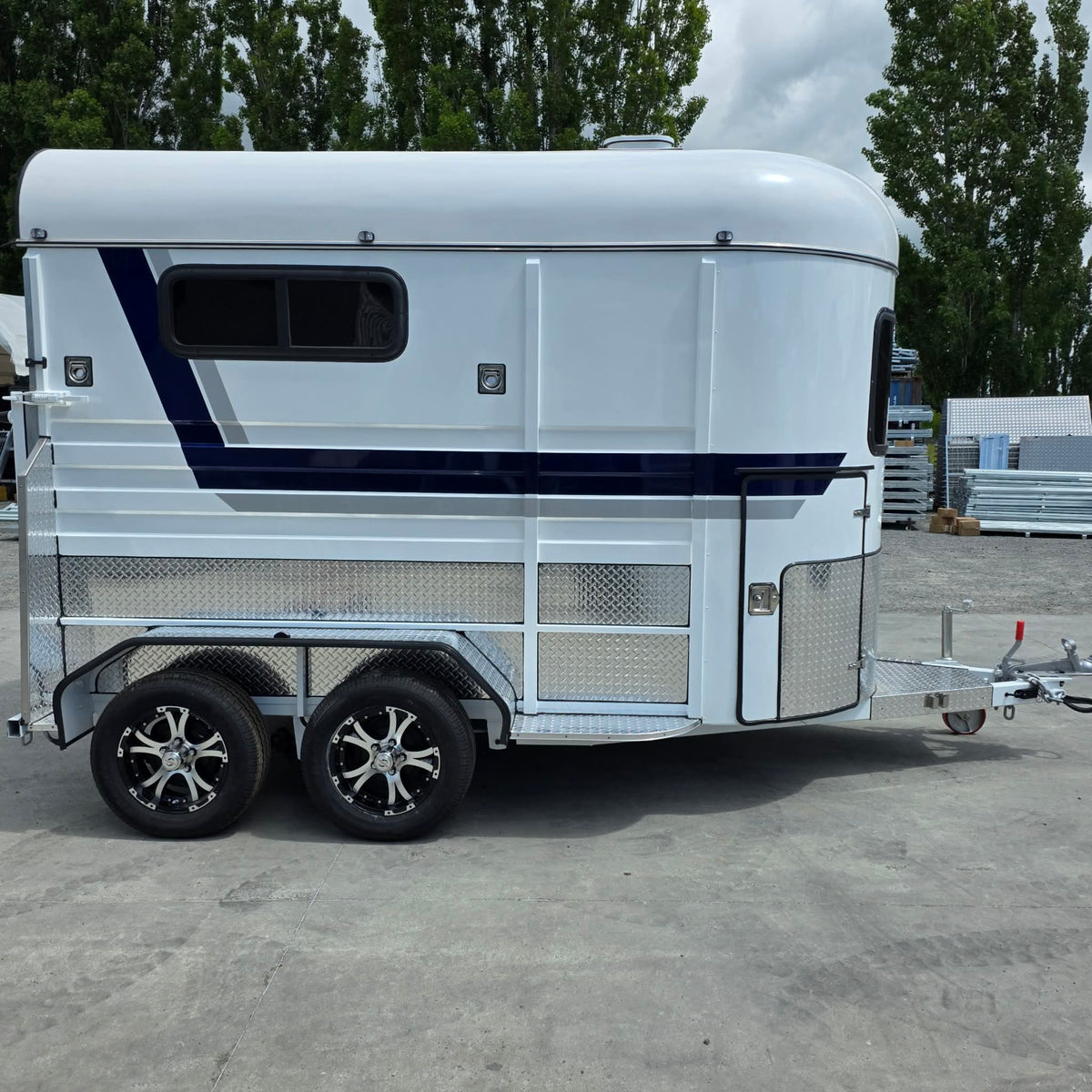Delux Tandem Horse Float With Bench & Storage