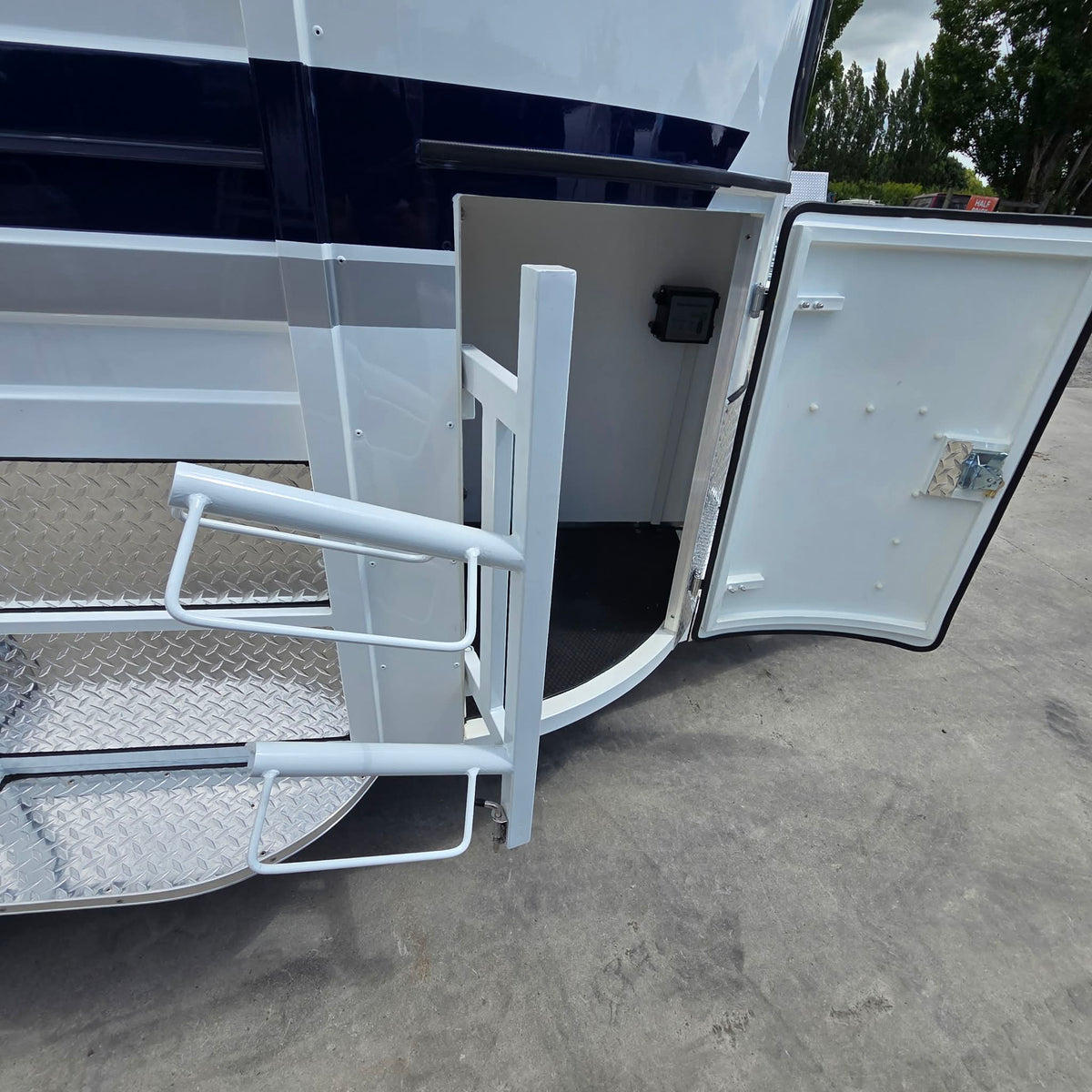 Delux Tandem Horse Float With Bench & Storage