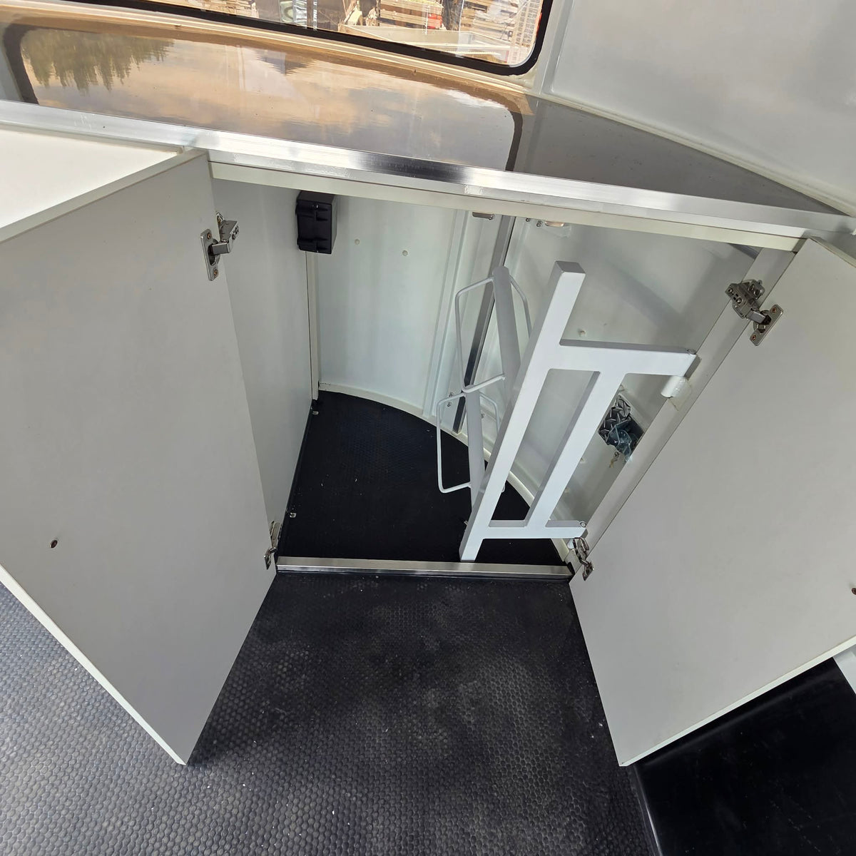Delux Tandem Horse Float With Bench & Storage