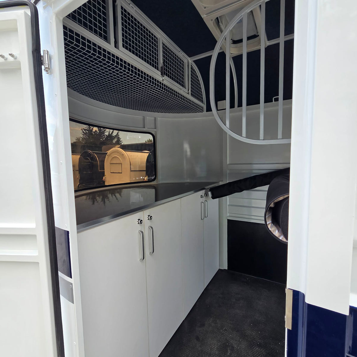 Delux Tandem Horse Float With Bench & Storage