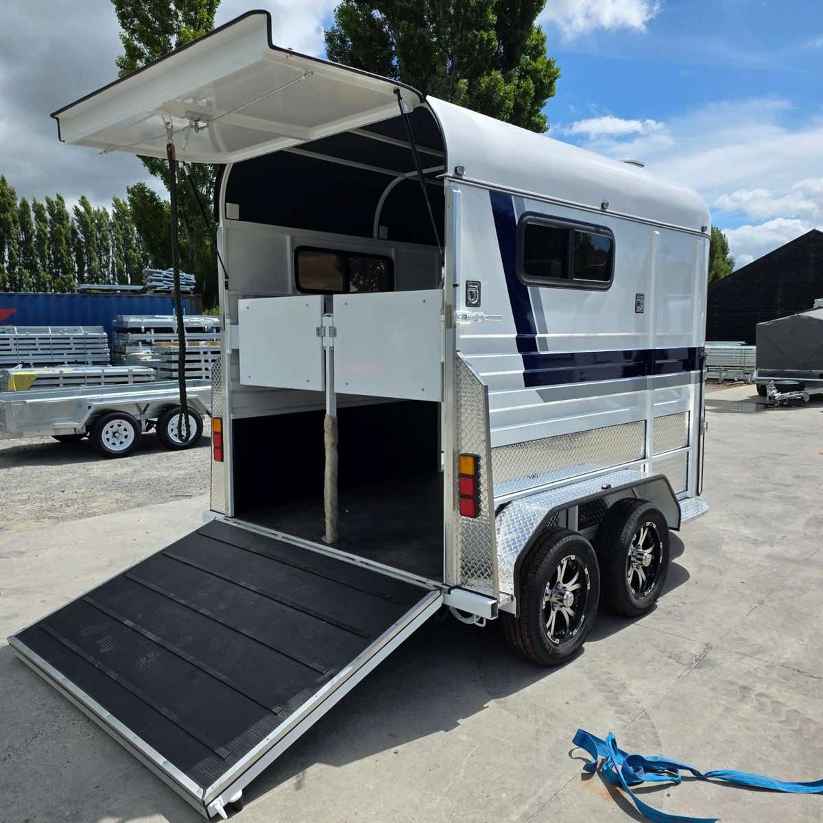 Delux Tandem Horse Float With Bench & Storage
