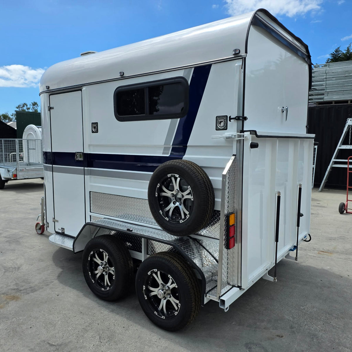 Delux Tandem Horse Float With Bench & Storage