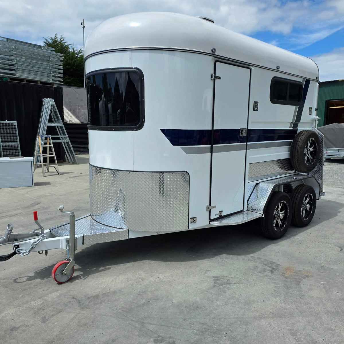 Delux Tandem Horse Float With Bench & Storage