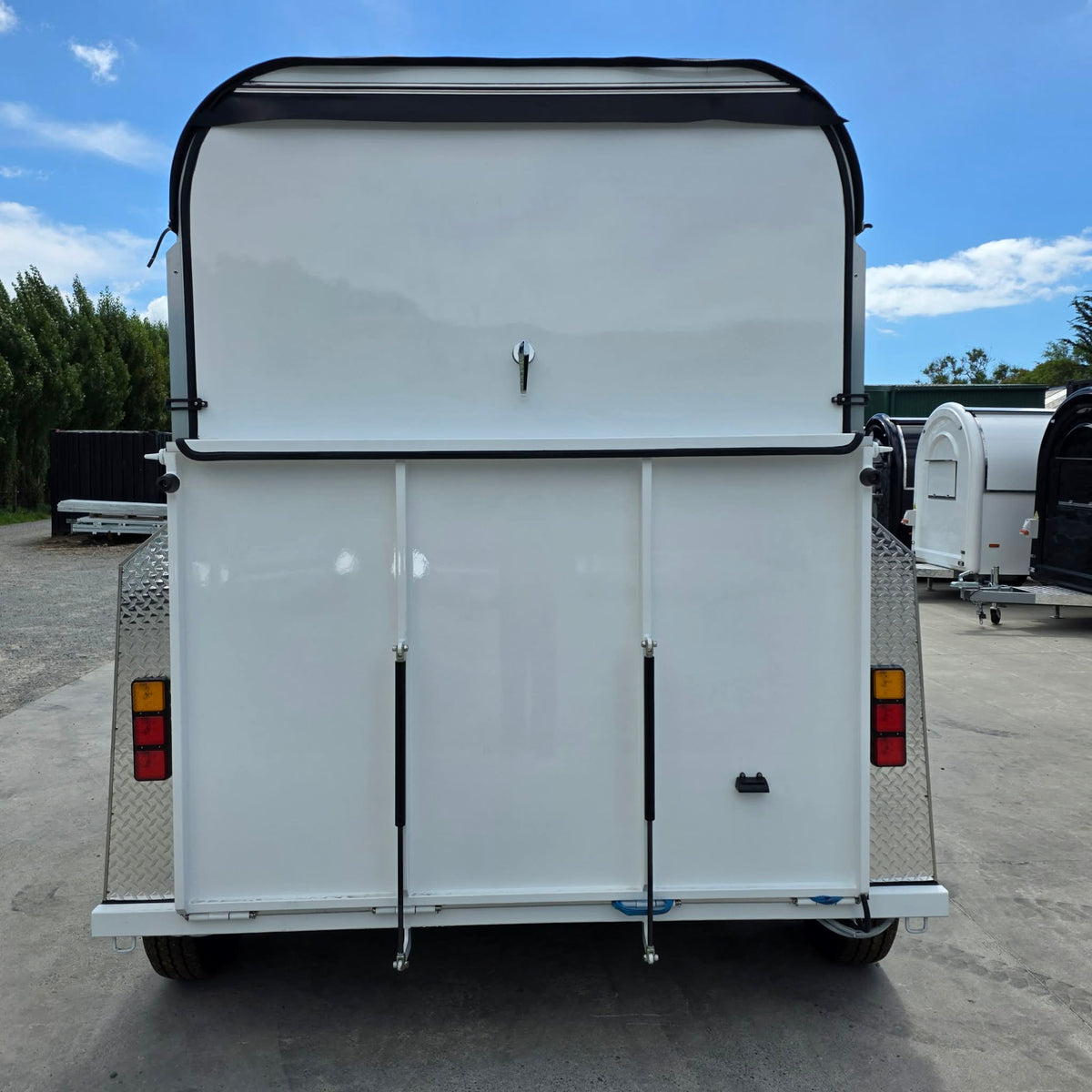 Delux Tandem Horse Float With Bench & Storage