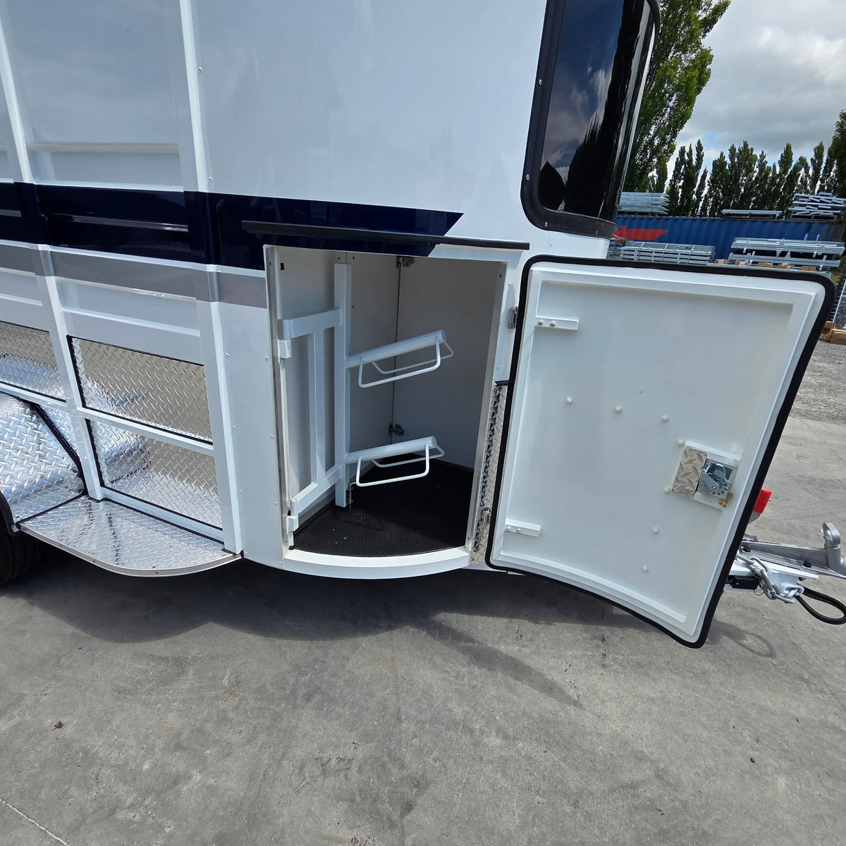 Delux Tandem Horse Float With Bench & Storage